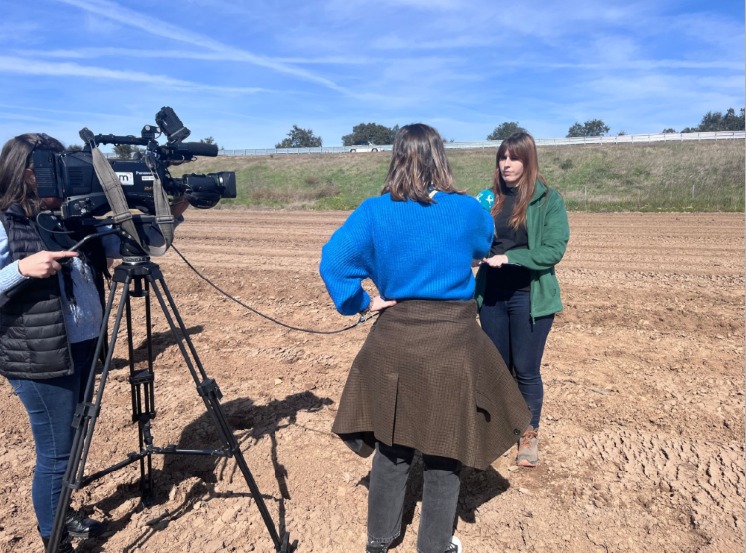 GO TRANSJARA difunde su proyecto en Canal Extremadura durante la jornada de plantación